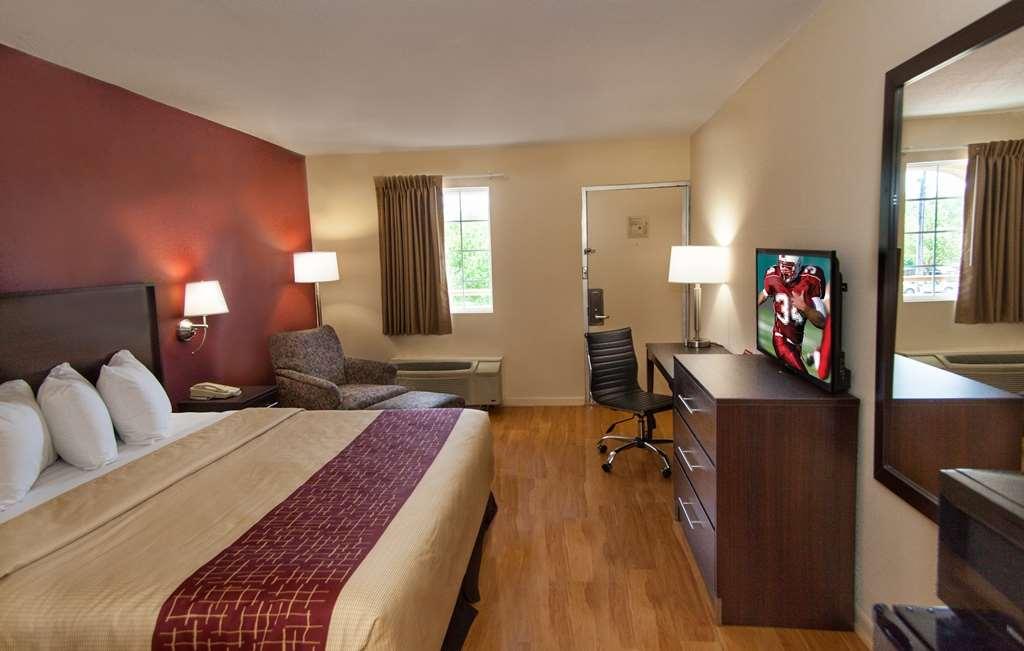 Red Roof Inn Knoxville North - Merchants Drive Room photo